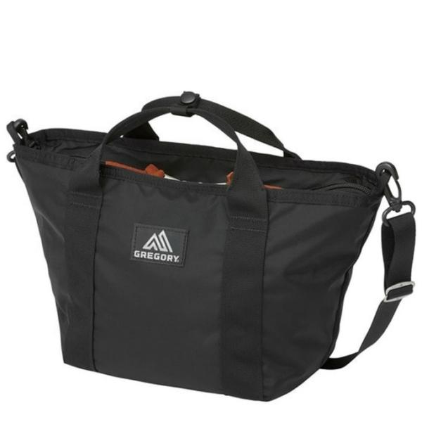 トラディショナルなトートバッグのデザインのボートトート(BOAT TOTE）は取り外し式のショルダーベルトが付属し、気分に合わせてトートバッグとして、またはショルダーバッグとして使用することが出来ます。口が大きく開くデザインによりバッグの中...