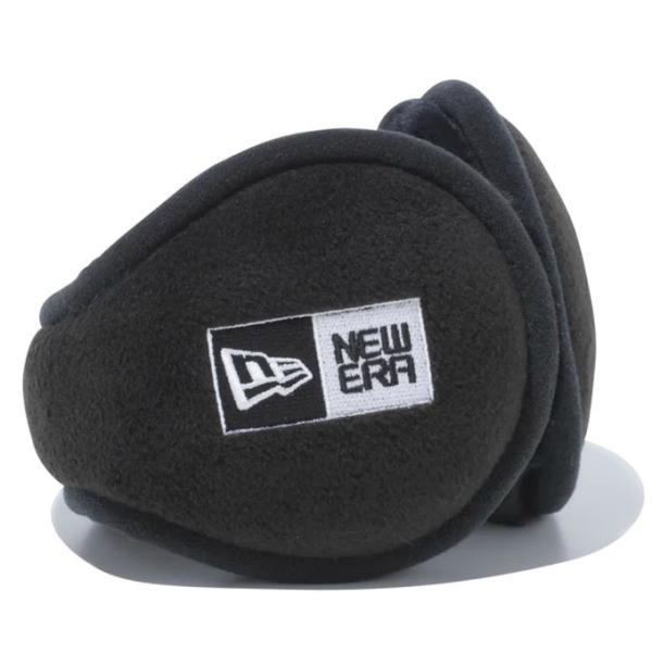 フリースのライナーで防寒性を高めたイアーマフ。レフトサイドにフラッグロゴを、ライトサイドにボックスロゴを刺繍し、ヘッドウェアとフラッグロゴの位置がリンクするようにデザインしています。■カラー：ブラック■刺繍カラー：ホワイト ブラック■サイズ...