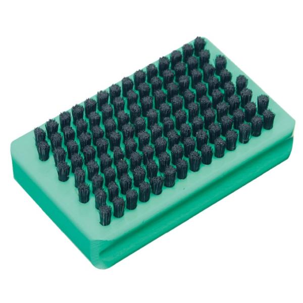 スクレーピングの後最初に使用し、ストラクチャーの中に入ったワックスを掻き出すためのブラシ 細くて硬いボアが確実にワックスを掻き出します■サイズ：H4、W9、D19cm■重量：138g■素材：猪毛、ナイロン、プラスチック■原産国：台湾検索ワー...