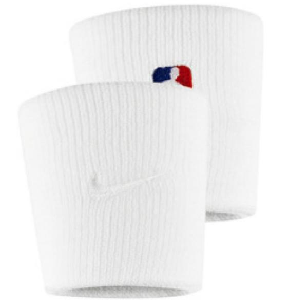 NBAの公式オンコートプロダクト。DRI-FITテクノロジーがさらりと快適な状態を キープ。2個セット。■カラー：WH■サイズ：幅/7.5cm、奥行/10cm、高さ/2.5cm※製品によって仕上りサイズに多少の誤差がありますのでご了承下さい...