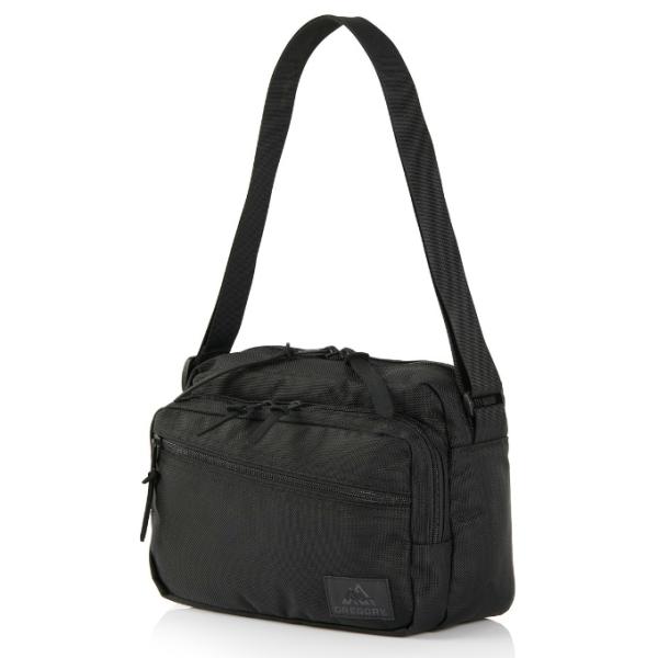 多彩なポケットを備えるユーティリティーショルダーSはちょっとしたお出かけや旅行などの強い味方です。見た目はシンプルながら収納性が高いのでいろいろなものを効率的に収納できます。これ一つ持っていればいろいろなシーンで活躍することでしょう。■カラ...