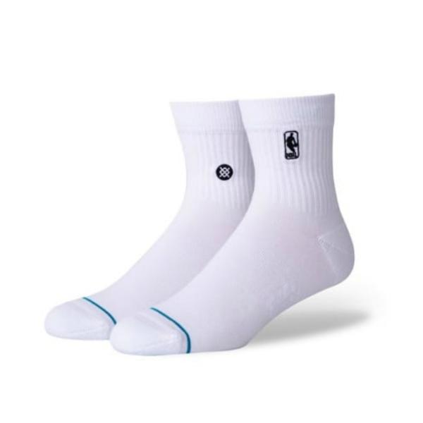 シンプルでクリーンなデザインが人気の定番モデル。ソリッドカラーのシンプルなデザインにNBAのオフィシャルロゴをあしらった人気モデル。贅沢な素材、ソフトな履き心地、優れた耐久性。幅広いシーンでお使いいただけます。シーンを選ばず使える足首までの...