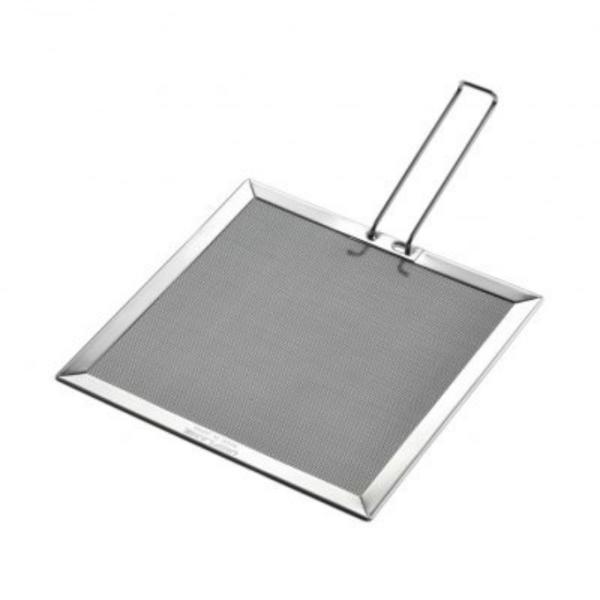 シングルバーナーの炎を柔らかな赤外線の熱に変換とろ火使用ができます。クッカーを置く際の安定板・滑り止めとしても。■サイズ：約15×15cm※製品によって仕上りサイズに多少の誤差がありますのでご了承下さい。■重量：約76g■素材：ハンドル、枠...