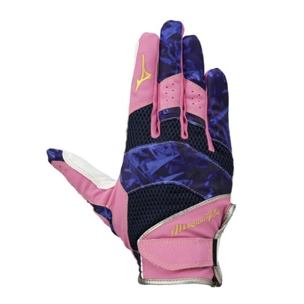 その一瞬にかける グラブと一体となって球際を制する。限定カモ柄デザイン搭載の24AWシーズン限定カラー■カラー：64 ピンク × ネイビー × ネイビー■サイズ：S ( 22〜23cm )、M ( 24〜25cm )、L ( 26〜27cm...