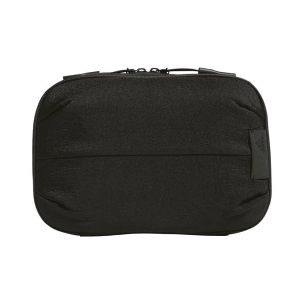 リサイクル素材を一部使用した、毎日使えるコンパクトなオーガナイザー。カードや鍵、スマートフォンなどを収納できるこのオーガナイザーはデイリーユースにぴったり。バッグに入れておけば、必要なアイテムがバッグの中で迷子にならず、すぐに見つけられる。...