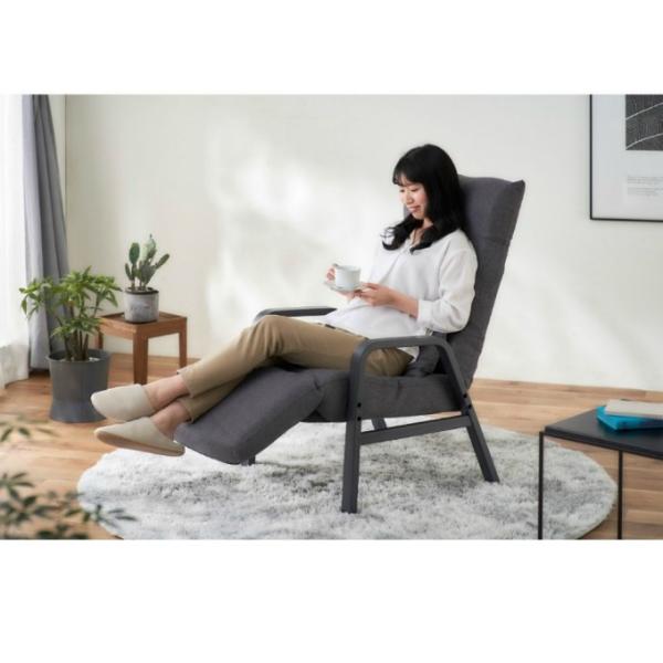 お好みの姿勢でゆったりとくつろげるリクライニングウッドアームチェアです。頭部・腰部・脚部はそれぞれ独立してリクライニングできます。背もたれはレバー式で、座ったまま角度調節可能です。背もたれはゆったりもたれられるハイバック仕様です。脚部はフラ...