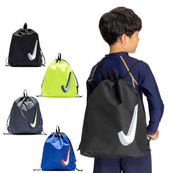 ナップザックタイプのプールバッグ。軽くて持ち運びに便利。手提げストラップとショルダーストラップのどちらも付属しており、持ち方の自由度が高い。■カラー：002YE、009BK、010BL、018GY■容量：10L■サイズ：幅/39cm、高さ/...