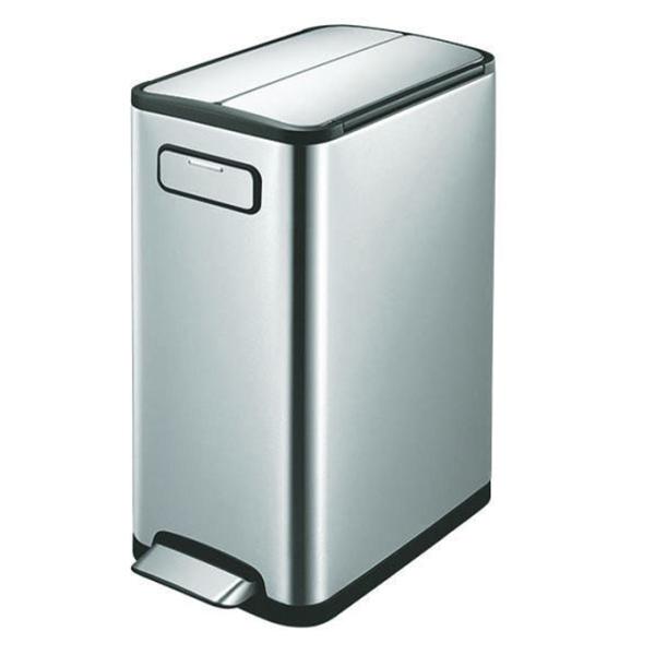 フタの開閉はバタフライ式の両開きタイプのステップ式ゴミ箱45L。高さを抑えた設計なのでカウンター下などに設置出来て便利です。手前に引き出し用の持ち手が付いており、本体下部に内蔵キャスター付き。ゴミ袋の交換がしやすいフタのオープン時のストッパ...