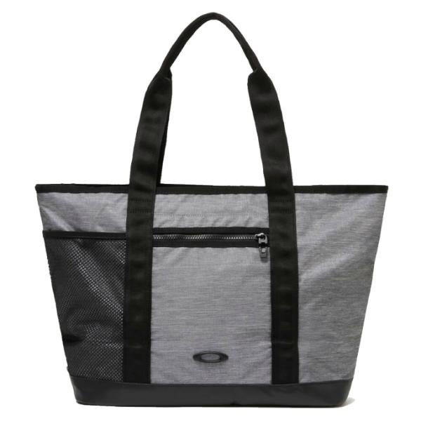 撥水加工を施した耐久性の高いポリエステル素材を採用したトートバッグ。メイン収納にはラップトップポケットとファスナーポケットを搭載。フロントのメッシュポケットにはペットボトルが収納出来、ファスナーポケットにはアイウェアが収納出来るデザイン。■...
