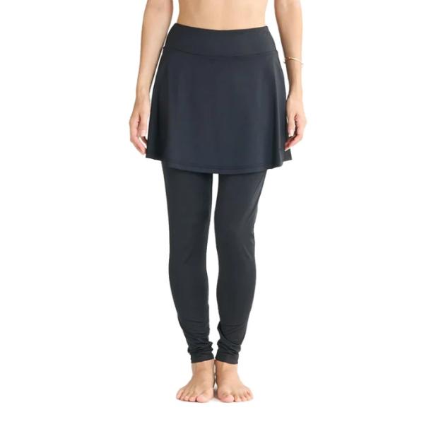 薄手のリブ素材をスカート部分に使用した、ハイウエストのスカート付きラッシュレギンス。伸縮性のあるベア天竺の柔らかな素材で、快適な履き心地。スカートでヒップ周りを隠せるので、レギンス一枚では少し抵抗がある方にもおすすめ。ビーチ周りの日焼け防止...