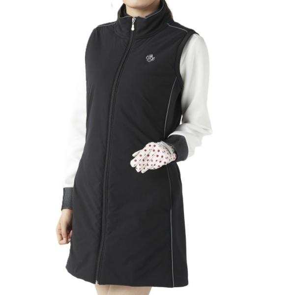 暖か中綿とダンボールニットを組み合わせたハイブリッドロングベスト。脇と肩周りにはストレッチ性抜群のダンボールニットを使用し、動きやすさを追求。足周りまでしっかり包むロング丈で、ゴルフはもちろん、普段の防寒にも便利な一枚です。■カラー：BK■...