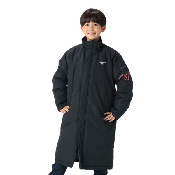 撥水素材を搭載した中綿コート。冬の観戦シーンにぴったり。寒さを感じる首元にはフリース生地を使用し暖かい。左胸ランバードマーク、両袖・後ろ裾に再帰反射テープを加工し、夜間の視認性もUP。フード取り外し可能で便利にお使い頂けます。■カラー：09...