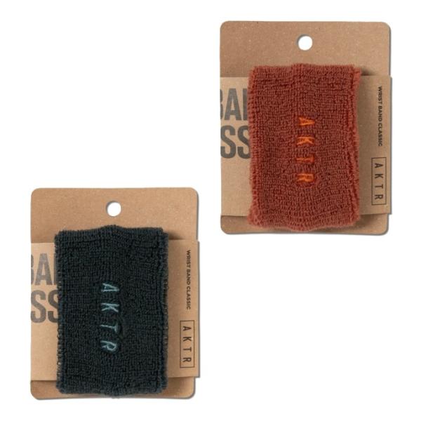 今季のAKTR製品にコーディネートしやすいカラーバリエーションのリストバンド。シンプルな刺繍入りで違いをアピール。■カラー：D-GRAY ( DGY )、RED ( RD )■サイズ：F ( FREE )■素材：コットン70%、アクリル30...