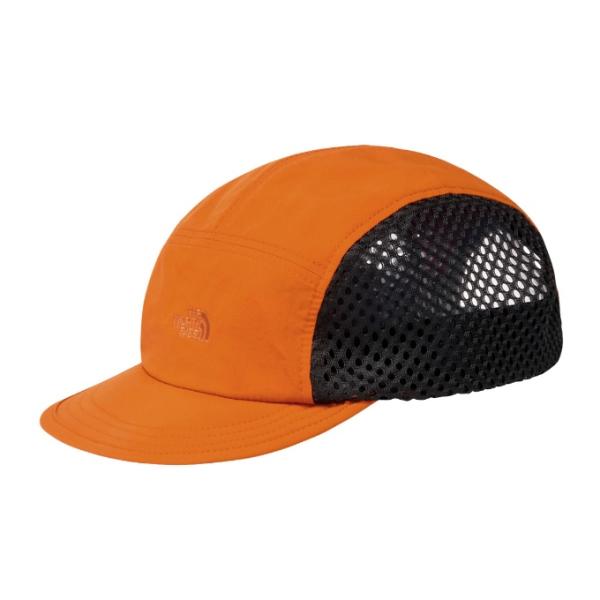 スタイリッシュなデザインで日常のランニングシーンを盛り上げる、機能的なキャップです。素材は、環境配慮のリサイクルナイロンを使用した軽量生地を採用。サイドパネルはメッシュを配置することで、通気性を高めながら軽快な被り心地で仕上げています。カバ...