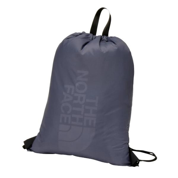 ジムトレーニングからデイリーユースまで気軽に活用できるナップサック（リュック）です。素材は、70デニールのリサイクルリップストップナイロンを採用し、コンパクトに携行が可能。上部にキャリーハンドル付き。必要十分な強度を備え、幅広いシーンで活用...
