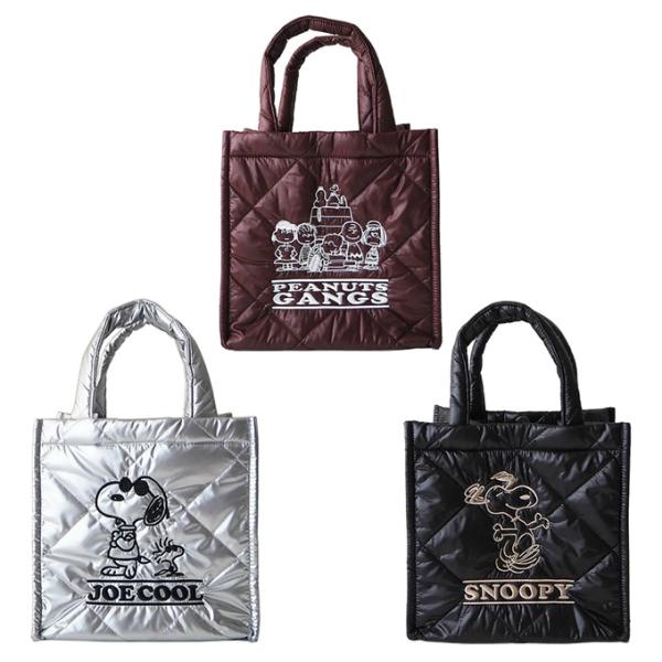 ころんとしたキューブ型が魅力的なトートバッグ。ふわふわボンディング生地で、軽量が魅力のトートバッグ。PEANUTSのVINTAGEデザインから着想したSNOOPYの仲間たちのアートを刺繍で表現。背面にはキャラクターたちの名言や関連した英文が...