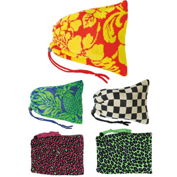 大きなサイズのゴーグルもすっぽり収納。インナーにはマイクロファイバーを採用したニット素材のゴーグルケース。■カラー：HIBISCUS、PINE、CUBE BK、PINK、GREEN■原産国：中国検索ワード：ウィンターゴーグルケース ボードゴ...