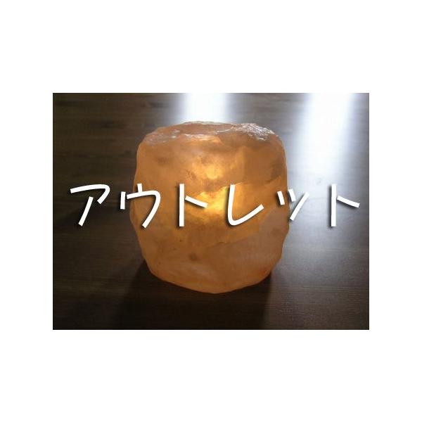 ※通常商品と比較してカケが大きい、ヒビが目立つ、色ムラが大きいなどです。■重さ・・・約1.5kg〜2kg■付属品・・・・ティーライト1個※その他、ヒマラヤ岩塩（塩）のホワイト岩塩・ピンク岩塩・レッド岩塩（ローズソルト）・ブラック岩塩・クリス...