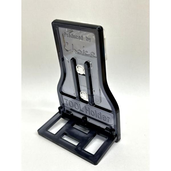 対象ピンセット、ハサミ、スクレイパー、網、フラッパー、水温計など特徴ピンセット、ハサミ、スクレイパー、網、フラッパー、水温計など、色々なツールを掛けられるホルダーです。用途に合った２種類の台座が付属します。水槽に掛ける部分の幅は３８ｍｍと細...