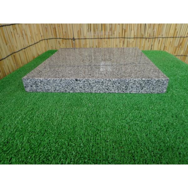 中国産白御影石の614石です。5面研磨仕上げです。寸法は約30.5×約30.5×3.2cmです。2枚ご用意しましたが3mm程度の長さの違いが御座います。2枚同時に御購入を希望される際にはご理解の程宜しくお願い致します。※加工から仕上げまで石...