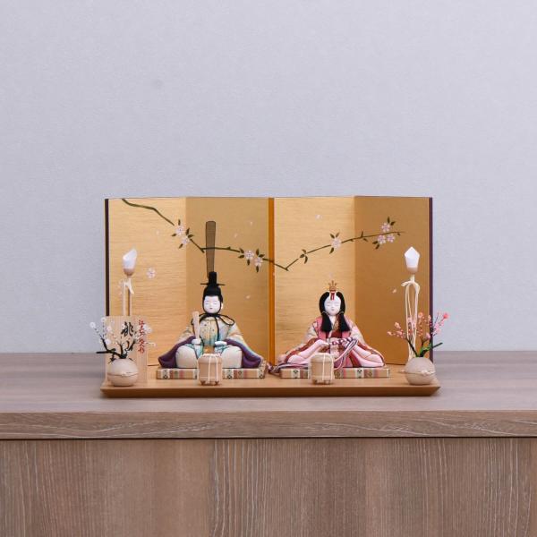 木村一秀作。可愛らしい幼顔と柔らかい衣装の色合いが人気の桃山雛2人飾りです。殿のお衣装は花丸柄段織の交織、背中の裾には七宝文様が織り込まれています。姫はきりばめ状に織った金糸の中に古典的な小花を配した交織のお衣装です。木目の美しいツキ板台に...
