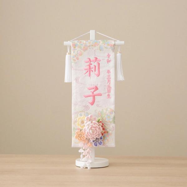 横幅18×奥行10×高さ40cm雛人形の脇などにお飾りいただく名前旗です。お名前と生年月日を刺繍し、お届けいたします。