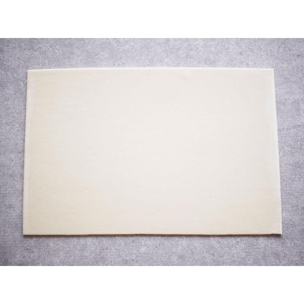 フィユタージュ・トラディションは、油脂で生地を包み込むフランス伝統のアンヴェルセ製法で丁寧に作り上げています。 フランス産の小麦粉と専用の油脂で、コクのある香ばしい風味とほどけるような食感のバランスが抜群です。