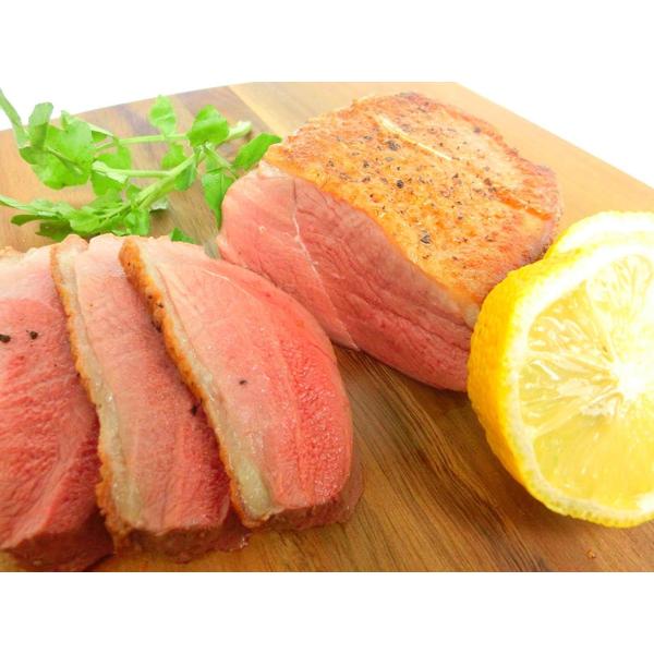 最高級のフォアグラを採取するために飼育された鴨肉のマグレカナール。通常のカナールに比べ遥かに長期間に渡って飼育された熟成度の高い肉質と、フォアグラの香りが乗った脂身は加熱すると更に美味しさを引き立たせて食べる者の舌を楽しませてくれます。 鴨...