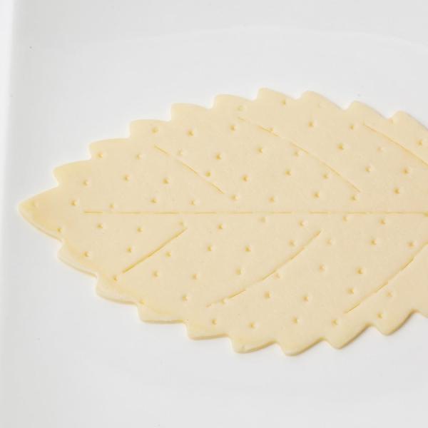 100%フレッシュバター(欧州産)を使用した、軽い食感が特徴の製菓用リーフ型パイシート。成型の手間が省け、焼成するだけで使用できます。 サクサクとした食感が特徴のアイテムです。