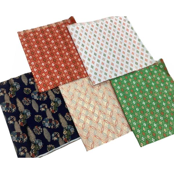 金襴のはぎれを５枚セットにしたお徳用です。●小物作りや人形作りに最適の西陣織金襴を５枚セットしました。◆各巾23ｃｍ・長さ40ｃｍでカットしています。巾約23ｃｍX40ｃｍ　素材：レーヨン・ポリエステル100％●二丁古代２柄と寿三丁３枚をセ...