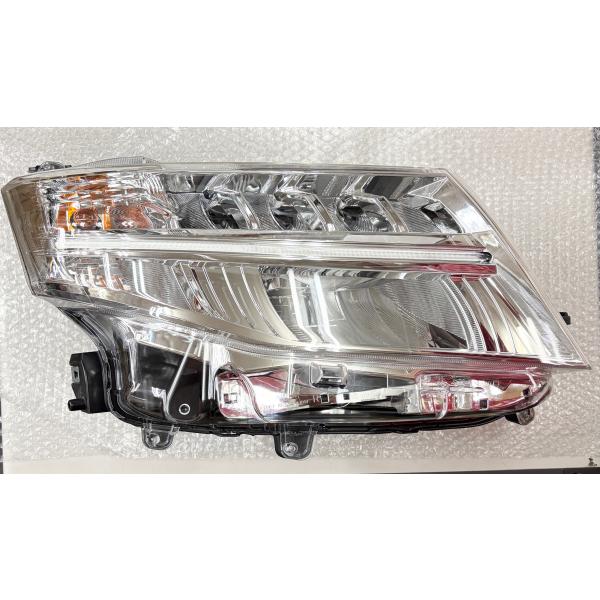 【中古品】トヨタ純正 ルーミー M900A　ヘッドライト右（運転席側） 品番：81130-B1220