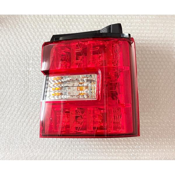 【中古品】三菱純正　デリカD:5　CV1W　テールランプ右（運転席側）外側　 品番：8330A186
