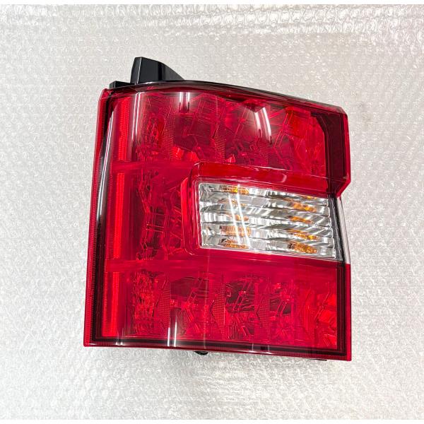 【中古品】三菱純正　デリカD:5　CV1W　テールランプ左（助手席側）外側　 品番：8330A185