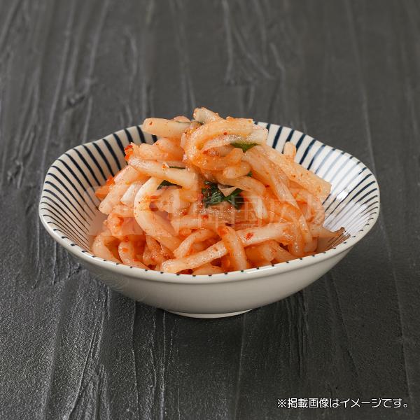 大根の甘さで辛味もほどよく食べやすいキムチです。[名称] 大根キムチ[原材料名] 大根、醸造酢、砂糖、食塩、万能ねぎ、唐辛子粉、にんじん、にんにく、いりごま／調味料(アミノ酸等)、甘味料（サッカリンナトリウム）、（一部にごまを含む）[内容量...