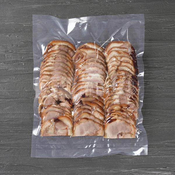 骨なし、スライス済なのですぐ、召し上がれます。[原材料名]　玉ねぎ、にんにく、生姜、ネギ、なつめ、唐辛子、甘草、八角、豚足、調味料（塩、胡椒、砂糖、旨味調味料）、ホンテリ、カラメル[内容量]　500g[賞味期限]　約20日[保存方法]　要冷...