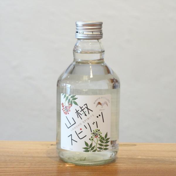 「八戸酒造」の蒸留酒「MINATO DISTILLERY(ミナト・ディスティラリー)」からリリースされた山椒のスピリッツ。青森県の五戸町の山から杜氏自ら山椒を採ってきました。自然の山椒と日本酒が原料。上品な山椒の香りとほのかな痺れが心地よい...