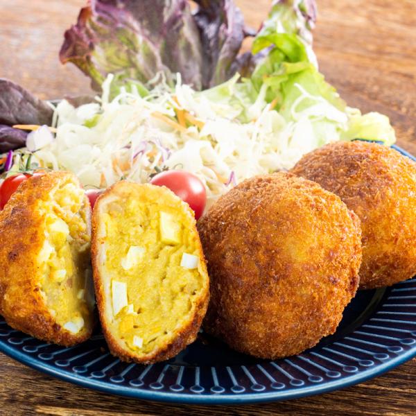 商品内容：玉子コロッケ3個セット原材料：パン粉　牛乳　卵　エビ　ロースハム　小麦粉　マッシュルーム　マーガリン　上白糖　塩　カレー粉　無塩バター　コショウ　調味料（グルタミン酸）特定アレルギーに関する表記：小麦　牛乳　卵　エビ　豚肉  配達...