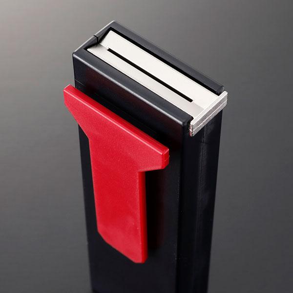 カッターポキットコンパクトの使用感はそのままで プレミアムバージョンのプロタイプが新登場！ フタ部分が金属製になり、より刃が折りやすくなりました。 本体部分も剛性・耐傷性に優れた高品質なPC-ABSを採用。 本体のフックで、ベルトや腰袋にも...