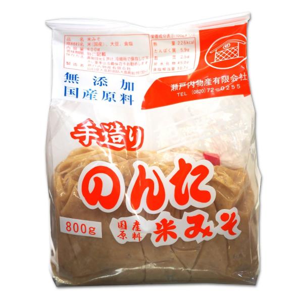 国産大豆を使用し無添加、うす塩で仕上げた米味噌です。加熱処理を施してない純生のお味噌ですのでお味の方も抜群で、昔懐かしい「おふくろの味」を食卓でお楽しみ頂けます。