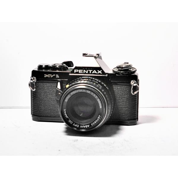 1979年に旭光学工業社より発売された35mmフィルムカメラです。同社のこの時期の製品ラインナップ上手薄となっていたエントリー層をターゲットにすべく、当時の前衛的なテクノロジーであったAE機能を搭載しつつも手軽に使えるカメラとしてヒットした...