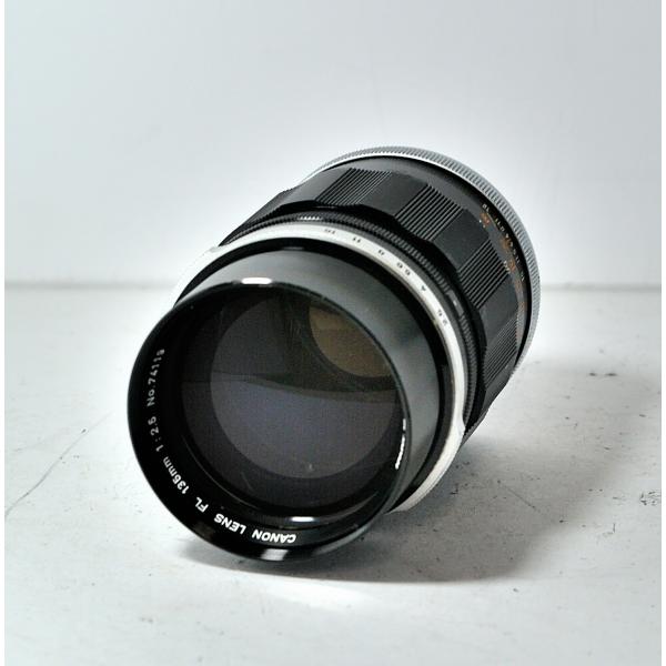 1965年にキヤノン社より発売された、FLマウント対応単焦点レンズです。主に同社Fシリーズボディ用レンズとして製品展開されました。素直な発色とシャープなディテールを持つ描写力の高いレンズとして、当時高い評価を受けておりました。フード、キャッ...
