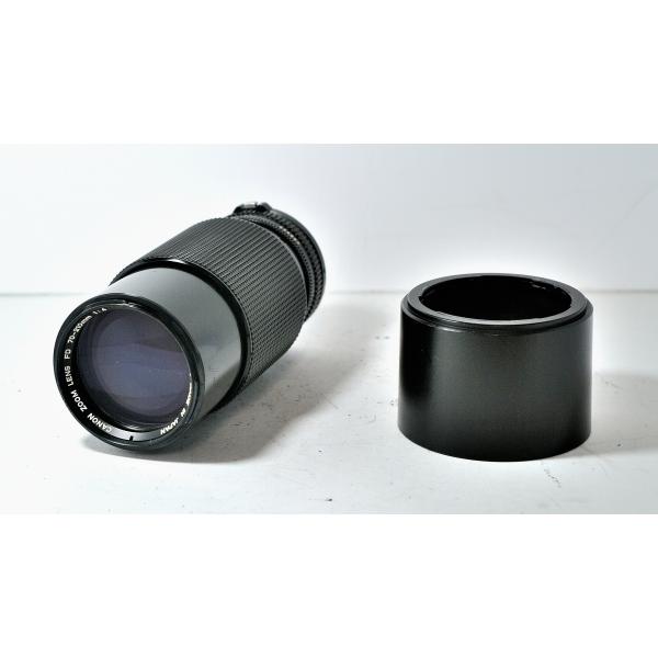 1980年にキヤノン社より発売された、FDマウント対応単焦点レンズです。主に同社Aシリーズボディ用レンズとして製品展開されました。簡易マクロ機能も備えており、利便性の高い中望遠レンズとして人気がありました。フードBT-58付。キャップ類無し...