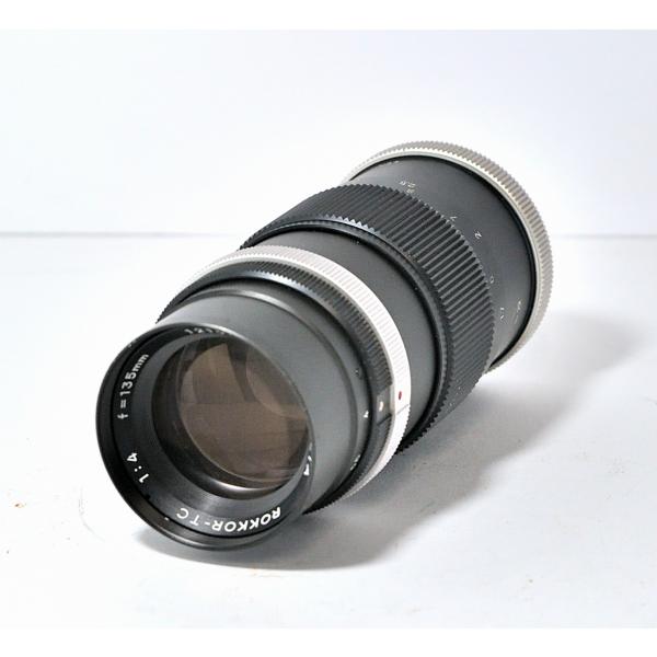 旧ミノルタ社より発売されたSRマウント対応マニュアルレンズです。絞り機構は２重構造のダイヤルを持つプリセット絞り、レンズが3群3枚のトリプレット構成を持つという、オールドレンズ特有の構造を持つレンズです。フォルムもレンジファインダー用のレン...