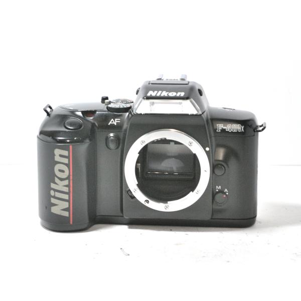 1991年に日本光学工業（現：ニコン）社から発売された、35mmフィルム一眼レフカメラです。エントリー機として1987年に発売された「F-401」のマイナーチェンジ機であり、初心者層をターゲットにした非常にシンプルな操作系を持たせながら、予...