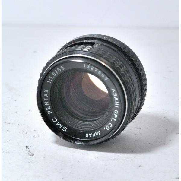 1975年に旭光学工業（ペンタックス）より発売されたKマウント対応MFレンズです元々が35mmフィルム機用であるため、フルサイズ対応のレンズになります。標準レンズの名玉として今なお評価の高いタクマー55mmの流れを汲んだレンズであり、そのタ...
