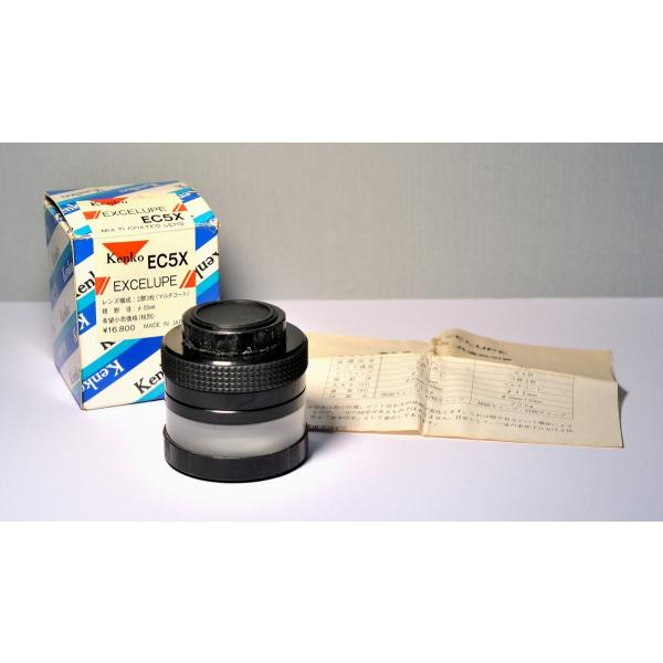 ケンコー製拡大ルーペです。印刷物の上に乗せ、上から覗き込むように使用します。光を取り込めるよう対物レンズ部付近が白い半透明素材となっており、拡大箇所をより明るく見ることが出来る仕様となっています。外箱、キャップ付。レンズ内微細なキズや小さな...