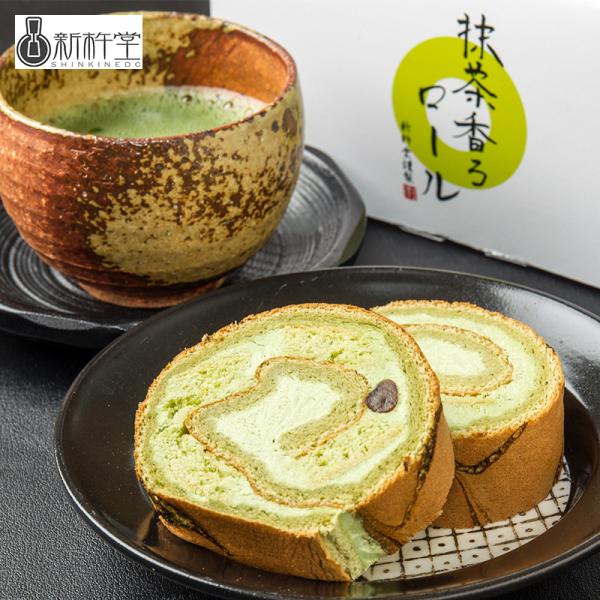 【送料無料】岐阜 新杵堂 抹茶香るロールサクサクとしたクッキーのような食感の抹茶ガレットと甘さ控えめに調整した抹茶クリームをもちもち食感の抹茶生地で巻きあげました。濃厚な抹茶風味が楽しめる優雅さ漂う豪華、和風ロールケーキです。【内容量・サイ...