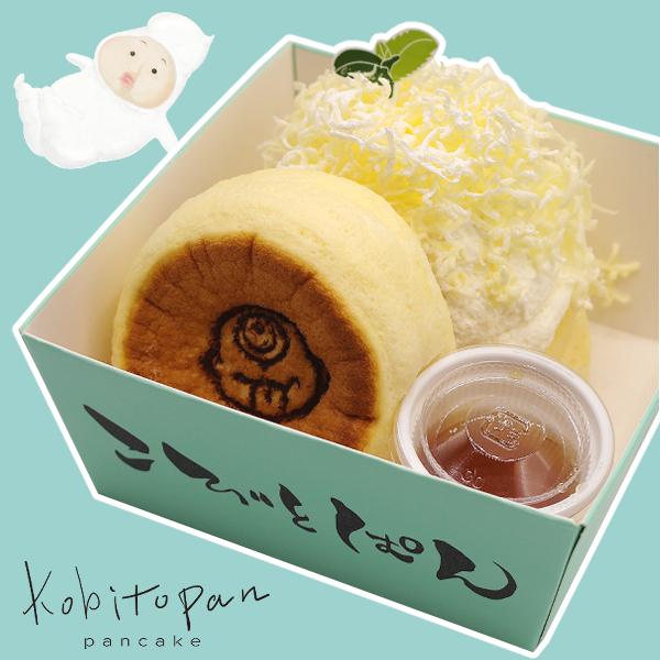 妖精が宿るおいしいパンケーキ「こびとぱん」のパンケーキです。生クリームの上に無塩バターを「ふわふわ」に削りのせています。別添えのメイプルシロップをかけて召し上がれ。※クール便にて発送致します。※６個単位での発送となります。７個以上のご注文に...
