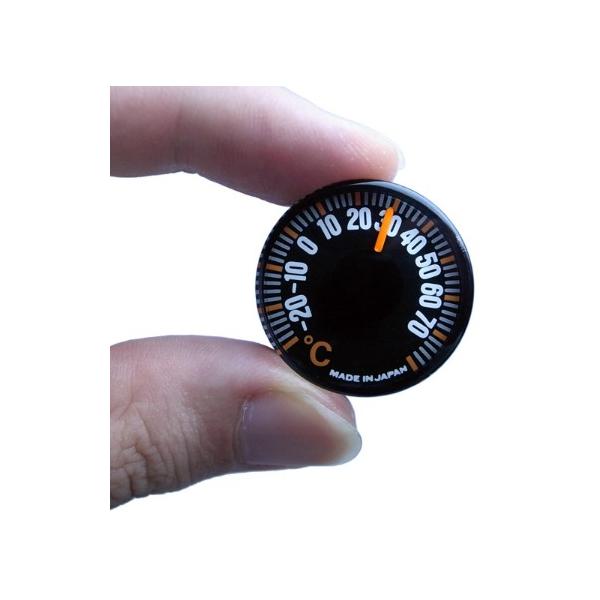 ■商品特長直径が2.7センチ超小型温度計。-20℃〜70℃と広範囲の温度計測が可能(実際の目盛りは-30〜80℃まで)。温度計裏面にテープや接着剤を用いて計測したい物に貼り付けます。デスク周り、車内、ガラス窓などにおすすめです。10℃以下や...