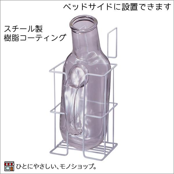 ・尿器の収納でお悩みの方に。・床や棚にそのまま置いていませんか？取り出しやすく見た目にもスマートに収納できます。※尿器は別売です。 こんなお悩みに尿瓶を使うのは良いが起き場所に困る。横置きにすると不安定だし、夜間きっちり置けて倒れない尿器掛...